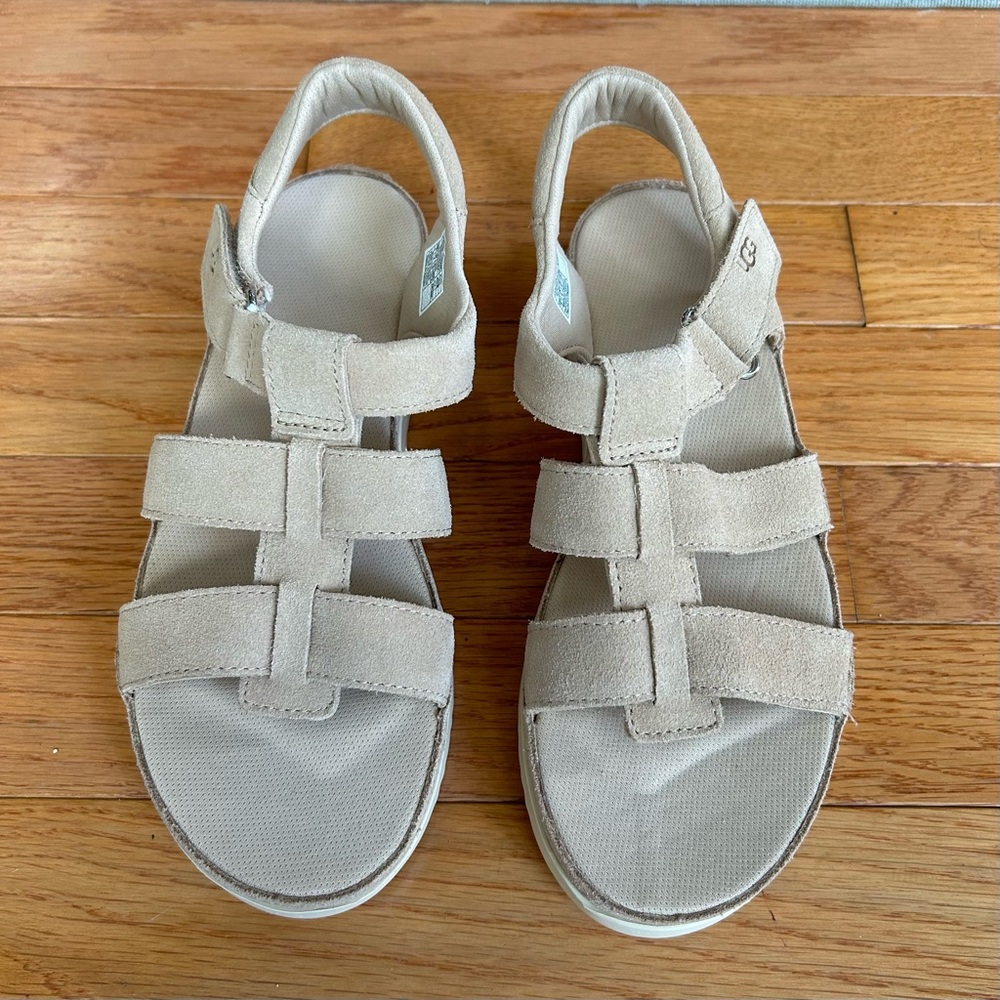 NWOB UGG Kids Goldenstar Strap Platform Sandals, Size 5 Youth.